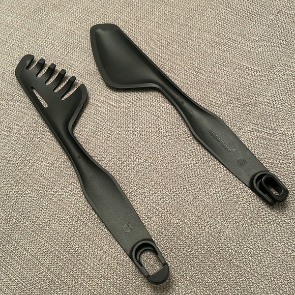Tupperware Black Clip Together Tongs for Salads or Pasta Like New - Picture 5 of 9